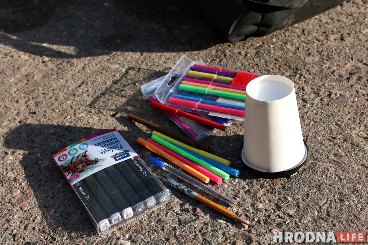 На донцы: гродзенец малюе славутасці горада на кубачках з-пад кавы