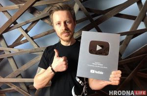 “Лихой топор” з Гродна атрымаў сярэбраную кнопку YouTube: як сталы з эпаксідкі набіраюць сотні тысяч праглядаў “Лихой топор” з Гродна атрымаў сярэбраную кнопку YouTube: як сталы з эпаксідкі набіраюць сотні тысяч праглядаў