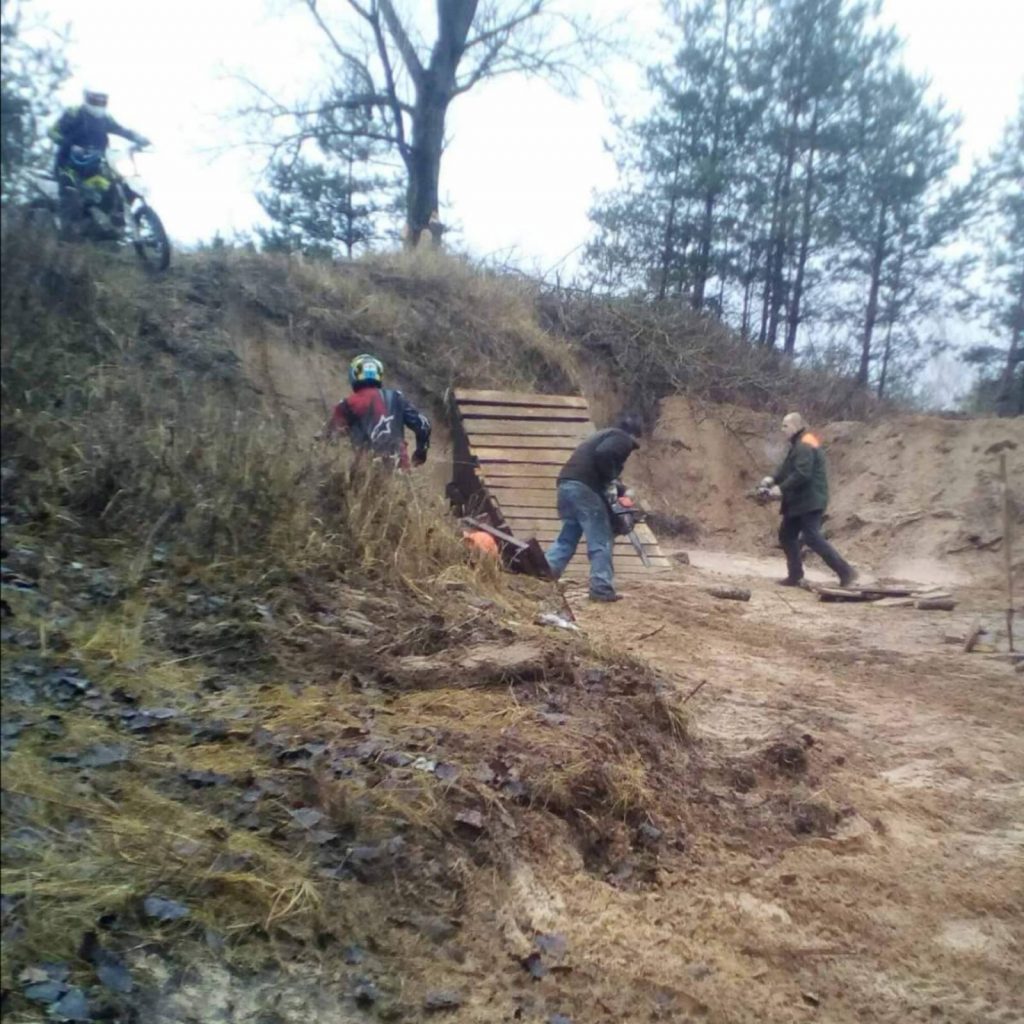 "Парушэнні пацвердзіліся". Што кажуць абласныя ўлады аб гоначнай трасе ў лесе ля Зарыцы