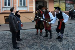 Заўзятар "Нёмана" зрабіў прапанову сваёй дзяўчыне на хакейным матчы ў Гродне Заўзятар "Нёмана" зрабіў прапанову сваёй дзяўчыне на хакейным матчы ў Гродне