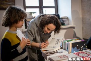 “Беларускамоўны Гары Потэр не есць дранікі і бабку”. Гродзенцам расказалі, чаго чакаць ад перакладу і калі будзе працяг Гары Потэр і філасофскі камень, Алена Пятровіч