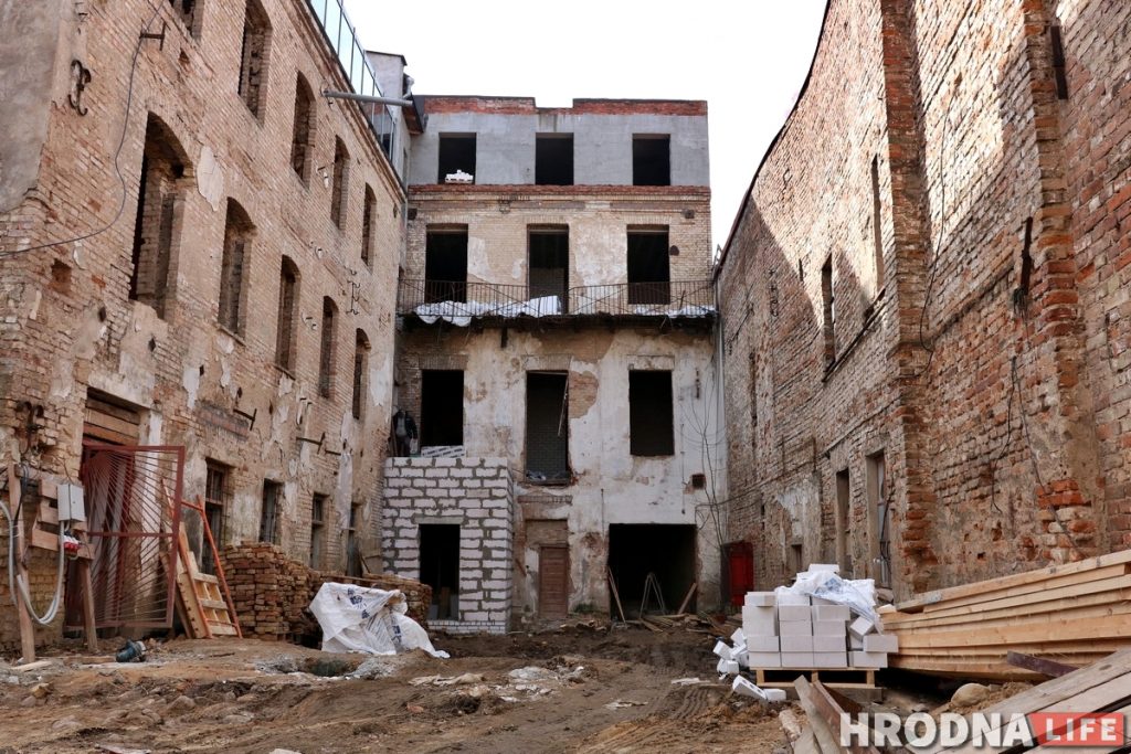 Перад рэканструкцыяй: як выглядае ўсярэдзіне дом купца Мураўёва