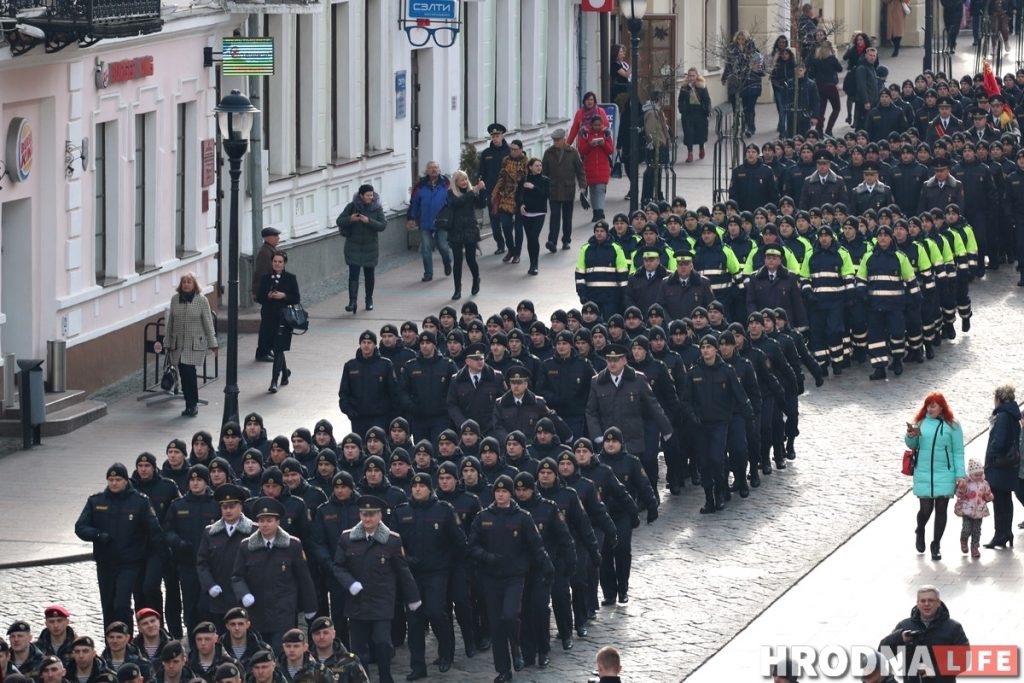 Гродзенская міліцыя з песнямі прайшла па вуліцах горада