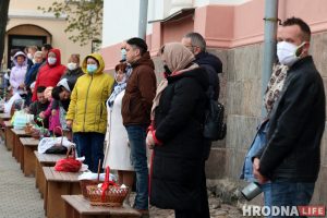 Трымалі дыстанцыю і былі ў масках: як праваслаўныя ў Гродне асвячалі велікодную ежу Трымалі дыстанцыю і былі ў масках: як праваслаўныя ў Гродне асвячалі велікодную ежу