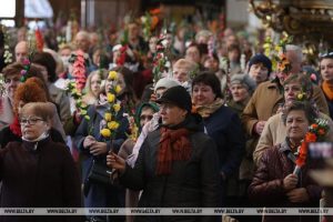 Вербніца ў час пандэміі. Гродзенскія католікі прышлі на святочную імшу ў Фарным касцёле
