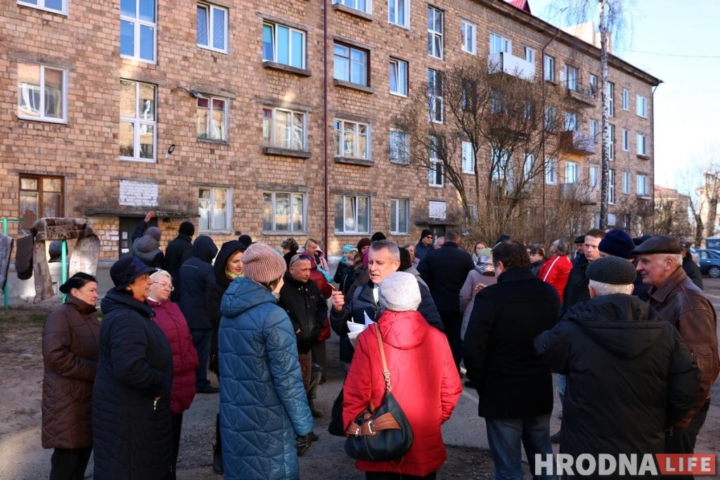 «Які каранавірус? У нас рамонт не скончылі!» Жыхары Гагарына выйшлі на вуліцу з прэтэнзіямі