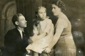 "Бацька ведаў 8 моў, жылі ў шыкоўнай кватэры". 90-гадовая Леакадзія Міцкевіч пра жыццё ў Гродне 1930-40-х "Бацька ведаў 8 моў, жылі ў шыкоўнай кватэры". 90-гадовая Леакадзія Міцкевіч пра жыццё ў Гродне 1930-40-х