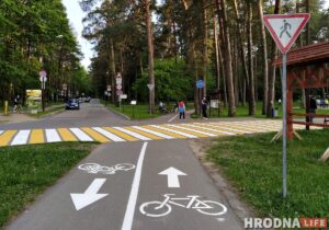 У Пышках абнаўляюць разметку на веласцежках. На чарзе папераджальныя таблічкі