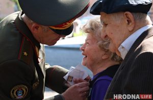 Без масак, але з аркестрам. У Гродне ветэранаў віншуюць з Днём Перамогі