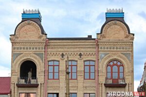 Вежы на доме купца Мураўёва пафарбавалі ў блакітны колер. Кажуць, так трэба Вежы на доме купца Мураўёва пафарбавалі ў блакітны колер. Кажуць, так трэба