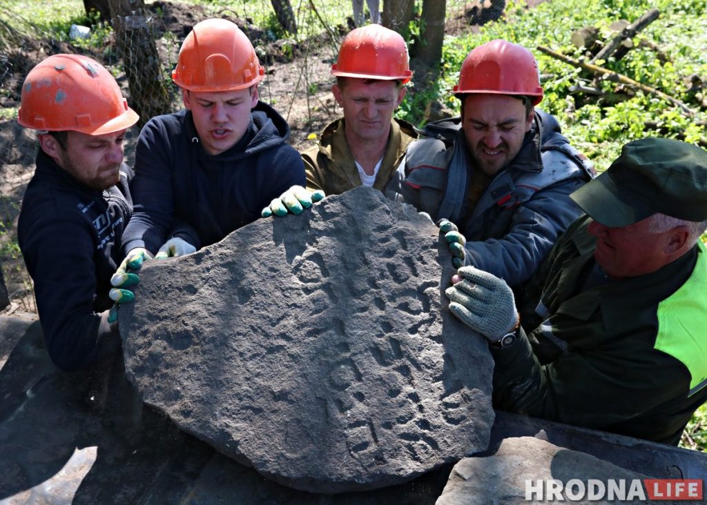 На Траецкай каля стаянкі знайшлі яўрэйскія мацэвы. Там былі вялікія могілкі