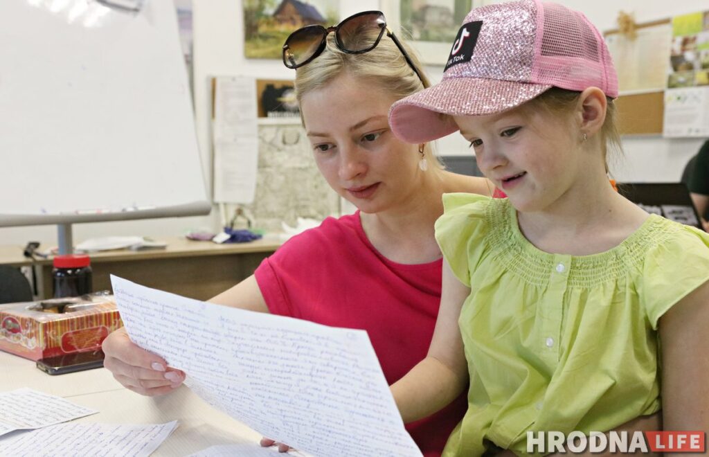 «Спачатку я баялася расказваць, але агалоска дапамагае». Гродзенцы, мужа якой затрымалі з Ціханоўскім, прыходзяць лісты з СІЗА Виталия Наумик с дочкой Лизой
