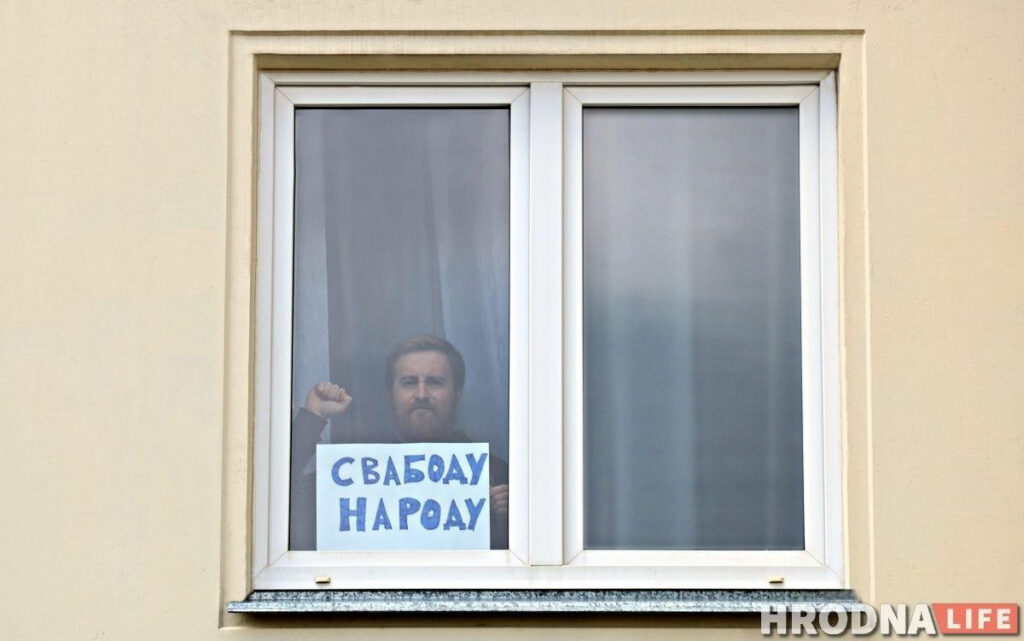 Мама і дзяўчына палітвязня Фурманава абвяшчаюць галадоўку