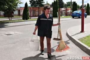 «Дворнік для творчага чалавека - праца добрая». Вулічны музыкант Аляксандр Зімін, - аб працы ў бальніцы Гродна з-за пандэміі «Дворнік для творчага чалавека - праца добрая». Вулічны музыкант Аляксандр Зімін, - аб працы ў бальніцы Гродна з-за пандэміі