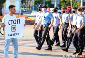 «Хлопец са сталёвымі яйкамі». Навошта гродзенец выйшаў на вуліцу з плакатам "Стоп таракан"