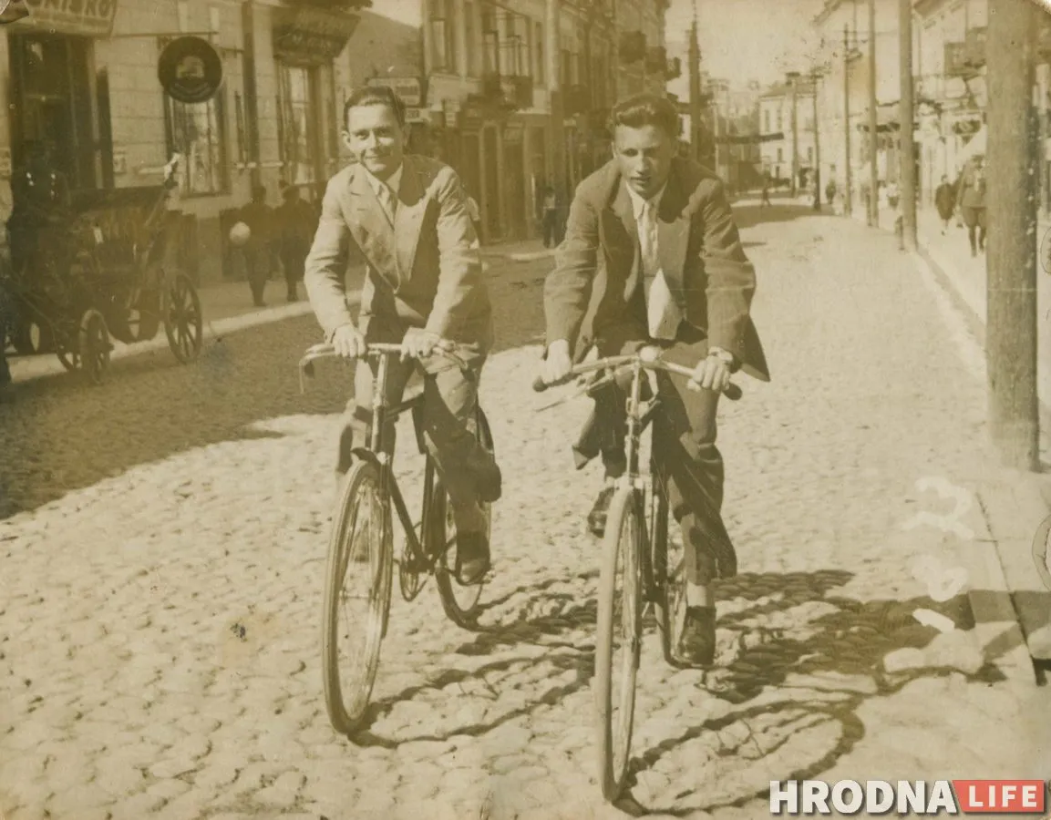 Grodnianie i męskie rowery „Niemen”. Lata 30. XX wieku. Zdjęcie z kolekcji Rusłana Kulewicza