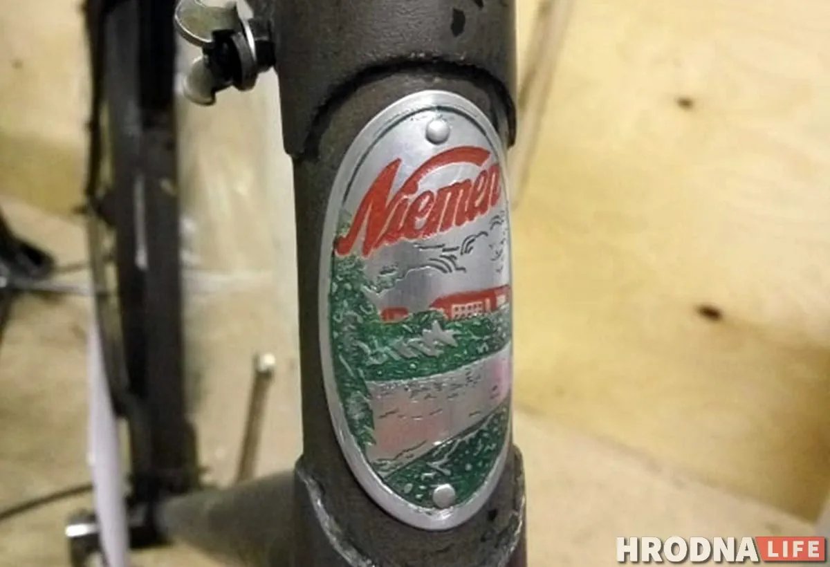 Emblemat, który mocowano na rowerach "Niemen". Zdjęcie z archiwum Hrodna.life