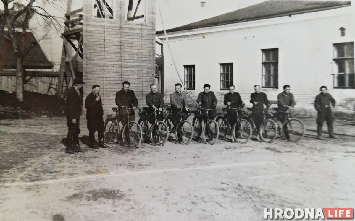 Брыгада пажарных з роварамі «Нёман», 1940-я гг. Фота з калекцыі Руслана Кулевіча