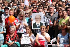 «Мне не хочацца разгулу нацыяналізму». Чаму гродзенец прыйшоў на пікет Ціханоўскай з партрэтам Лукашэнкі Владимир Соболев с портретом Александра Лукашенко на митинге Светланы Тихановской в Гродно. Фото: Руслан Кулевич