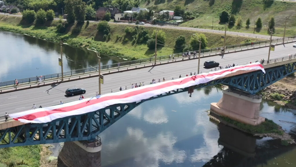 70-метровый бело-красно-белый флаг вывесили на Старом мосту Гродно флаг на Старом мосту в Гродно