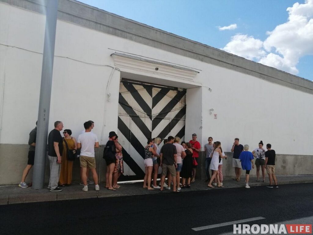 Блізкія чакаюць затрыманых каля турмы №1 у Гродне. Фота: Надзея Вішнеўская