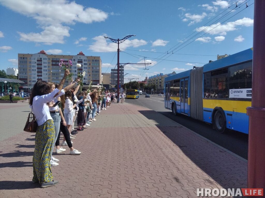 “Будзем стаять, колькі атрымаецца”. Жанчыны Гродна вышлі у знак салідарнасці з затрыманымі