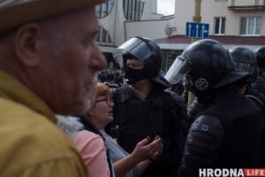 Новыя стандарты безбар'ернага асяроддзя ўводзяцца ў Беларусі з 1 жніўня Міліцыя на акцыі пратэсту 6 верасня 2020 у Гродне. Ілюстрацыйнае фота. Фота: Алена Кавальчук