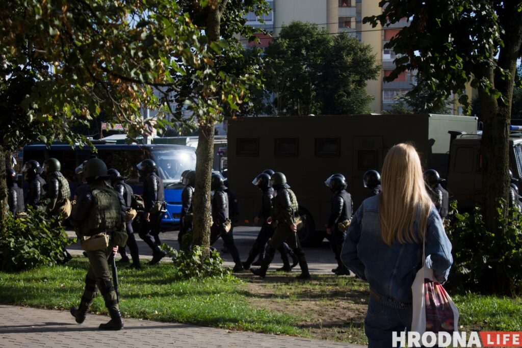 "Два чалавекі заламалі рукі, трэці пачаў душыць, я страціў прытомнасць". Як затрымлівалі гродзенцаў на Маршы адзінства 6 верасня