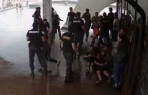 Прятался от дождя и получил ногой от ОМОНовца: гродненец рассказал, как его задерживали возле драмтеатра омон театр гродно