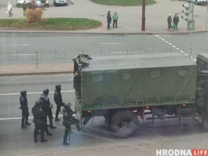 "Толпой ломились в подъезд". Десятки гродненцев задержали на марше в поддержку "Гродно Азот"
