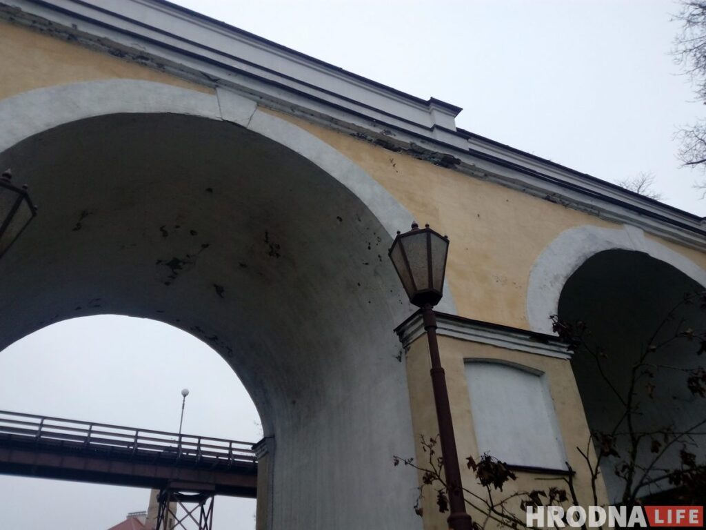 На мосце відаць вільготныя плямы, пачынае слаямі адслойвацца цэгла. Лістапад 2020 г