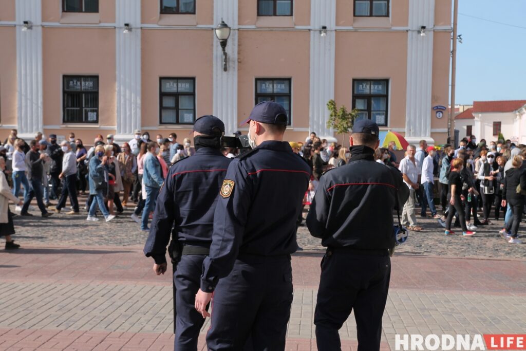 Жыхару Мінскага раёна пагражае абмежаванне волі за абразу ў інтэрнэце ўчастковага з Гродна Міліцыя на мірнай акцыі ў Гродне 20 верасня
