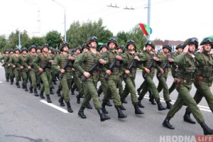 «Нашей стране нужны послушные исполнители». Офицер Вооруженных сил о переезде в Польшу Военнослужащие Гродненского гарнизона во время парада 3 июля. Фото: Руслан Кулевич