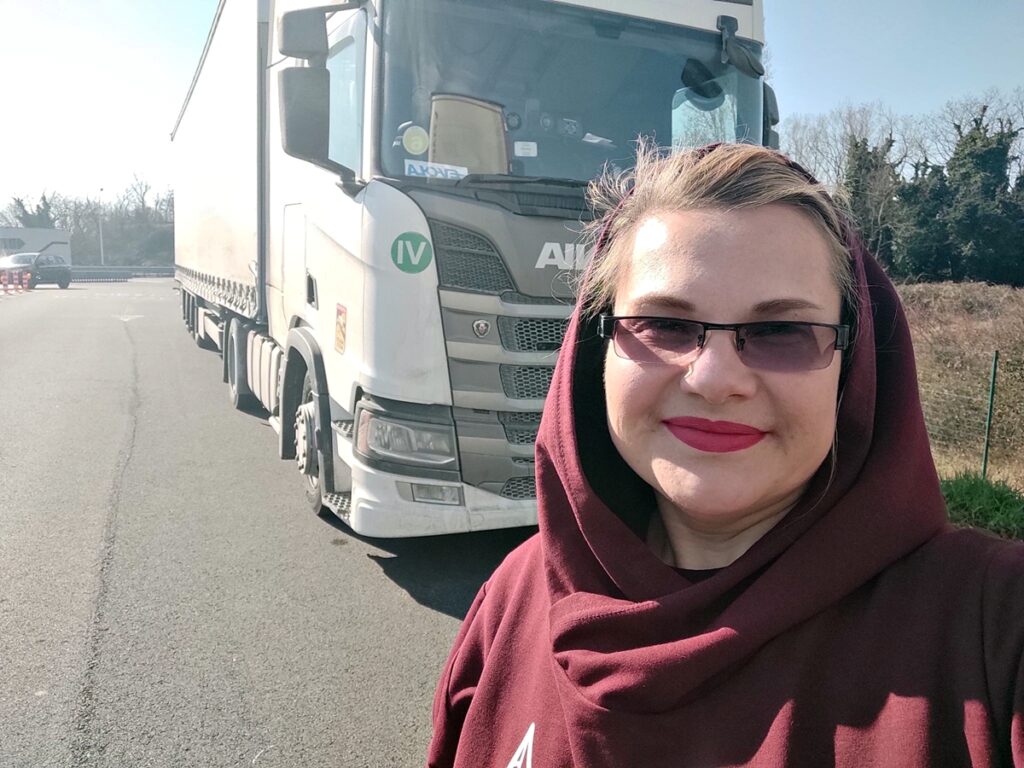 «Сегодня я могу быть в горах, а завтра — у моря». Гродненка ушла с гостелевидения и стала дальнобойщицей Наталья Рапецкая дальнобойщица