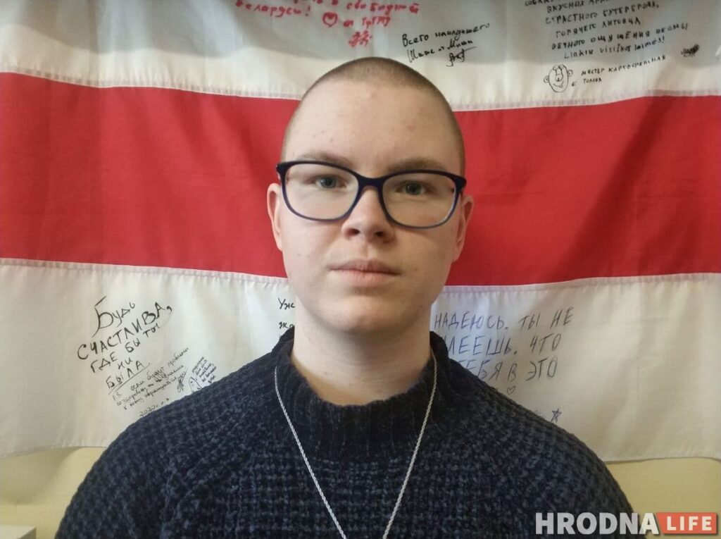 Отчисленная студентка из Гродно побрилась налысо в поддержку политзаключенных Отчисленная студентка из Гродно побрилась налысо в поддержку политзаключенных. Маргарита Шиша после участия в флешмболе