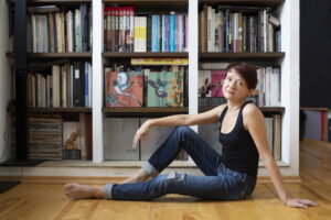 В гостиной – стена монастыря, за окном – кабак. Дизайнерка из Гродно – о жизни в историческом доме Дизайнерка Ирина Варкулевич в своей квартире на улице Мостовой.