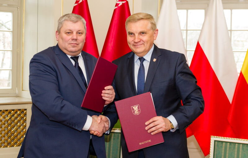 Белосток приостановил сотрудничество с Гродно из-за репрессий против поляков Председатель гродненского горисполкома Мечислав Гой и президент Белостока Тадеуш Трусколяский подписывают в 2018 году в Белостоке договор о сотрудничестве. Фото: Dawid Gromadzki/UM Białystok