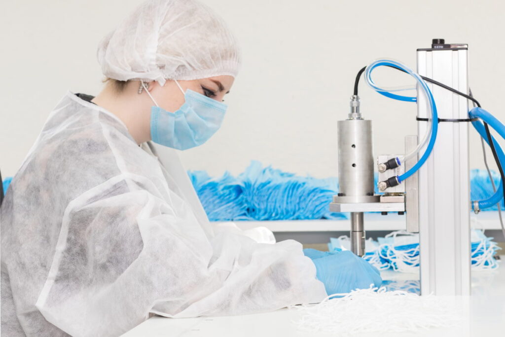 «Адшываем па 15 000 масак у дзень, 5% бясплатна перадаем медыкам». Гiсторыя беларускага брэнда адзення Nelva, якi не баiцца змен Nelva. Белорусский бренд женской одежды