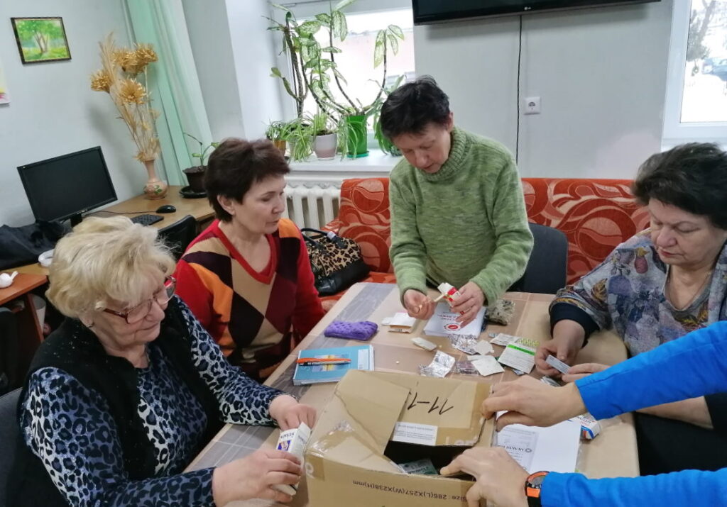 В Гродно пенсионеры не дождались раздельного сбора лекарств и сами поставили первый «контейнер» Слушатели УЗВ готовят коробку для сбора лекарств.