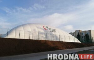 В Гродно открывается современный теннисный центр. Но попасть туда горожане смогут не сразу Теннисные корты будут работать под воздухоопорными конструкциями. В Гродно такая технология уже применялась при строительство спорткомплексов в Пышках