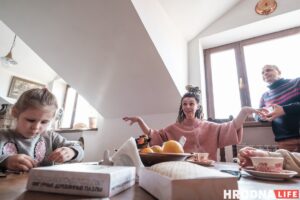 «У кожным акне па паштоўцы». Творчая сям'я - пра сваю кватэру на паддашку