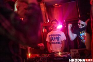 Танцы, вініл і дрэды: у бары «Quester» прайшла першая вечарына з дыджэямі