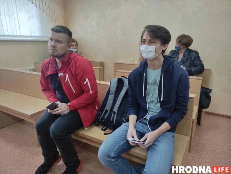 Гродзенца аштрафавалі за БЧБ-сцяг у акне 12-га паверха. Пра яго паведаміла ў міліцыю неабыякавая пенсіянерка Гродзенца аштрафавалі за БЧБ-сцяг у акне 12-га паверха. Пра яго паведаміла ў міліцыю неабыякавая пенсіянерка