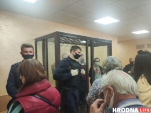 Шесть лет тюрьмы за брошенный стаканчик. В Гродно продолжился суд за насилие над ОМОНовцами Шесть лет тюрьмы за брошенный стаканчик. В Гродно продолжился суд за насилие над ОМОНовцами