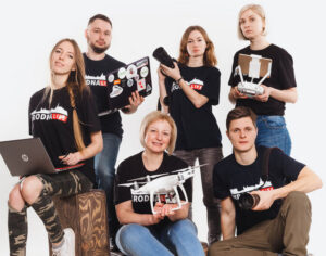 Hrodna.life - ізноў першыя ў рэйтынгу рэгіянальных СМІ ад MediaIQ Большинство техники, которую держат журналисты редакции Hrodna.life на этом фото, изъяла милиция. Ее до сих пор не вернули.