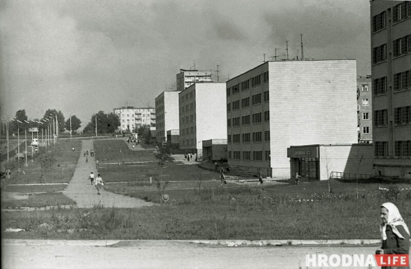 Новыя дамы на праспекце Будаўнікоў, на месцы знесенай вёскі Пярэселка. Пачатак 1980-х. Фота: Наталля Дораш