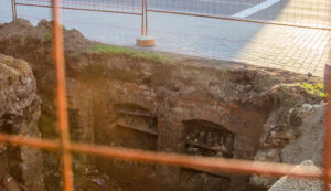 Капалі траншэю - знайшлі пограб з закаткамі. Што яшчэ хаваецца пад вуліцай Будзённага ў Гродне улица Будённого в Гродно