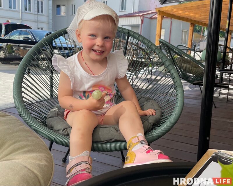 Лёгкае адзенне, чыстая вада і карысная ежа. Як дапамагчы дзіцяці перанесці спёку