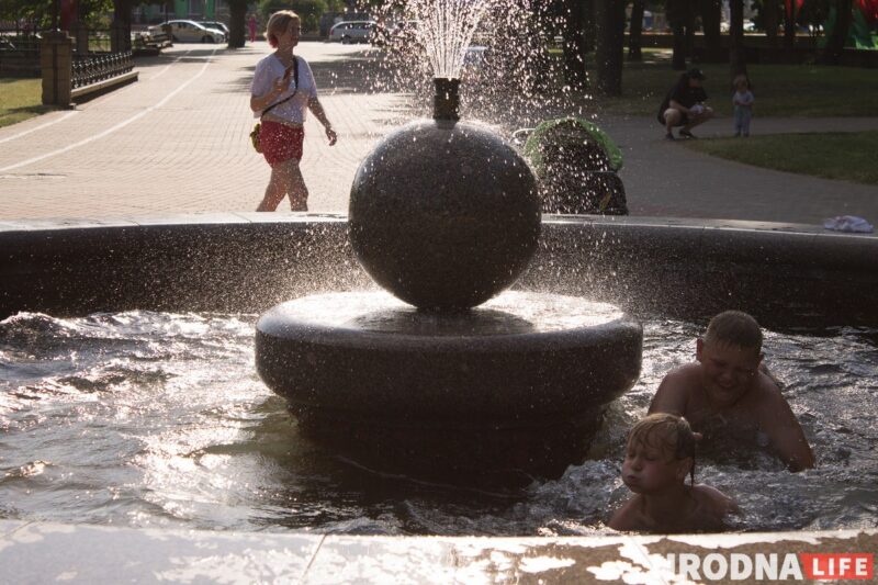 Фонтаны, Нёман и Городничанка. От жары гродненцы прячутся в воду Гродзенцы купаюцца ў фантане ў гарадскім парку. 22 чэрвеня 2021.