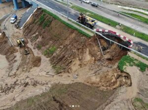 Размытую дажджом новую дарогу ў Гродне ўжо рамантуюць. Што пра здарэнне сказаў Уладзімір Каранік
